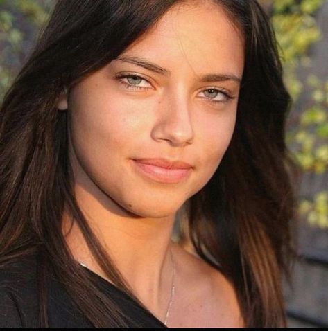 Adriana Lima Without Makeup, Adriana Lima Makeup, Adriana Lima Young, Leni Klum, Makeup Tips For Older Women, Makeup For Older Women, Brow Pomade, Victoria Secrets, Without Makeup