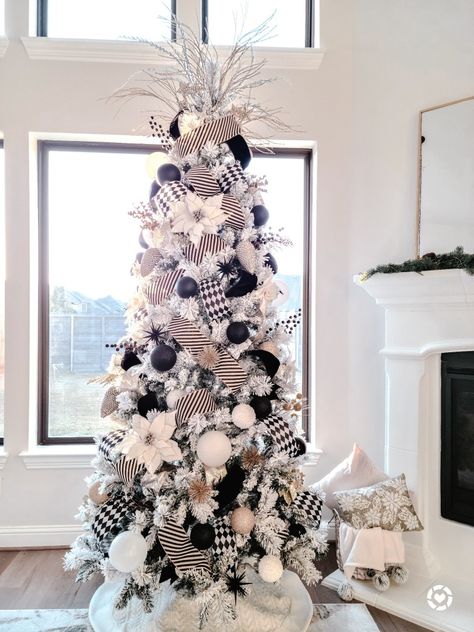 Black White Christmas Tree, Black Christmas Tree Decorations, Grey Christmas Tree, Decoration Ideas Christmas, Black Christmas Decorations, Christmas Tree Inspo, White Christmas Tree Decorations, Black Christmas Tree, Christmas Tree Decorating Ideas