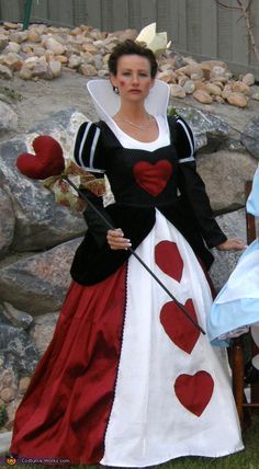 Queen Of Hearts. Alice in Wonderland - Homemade costumes for families Halloween Party Ideas Food, Adult Halloween Party Food, Adult Halloween Party Ideas, Party Ideas Food, Character Halloween Costumes, Kostum Halloween, Alice Costume, Alice In Wonderland Characters, Heart Costume