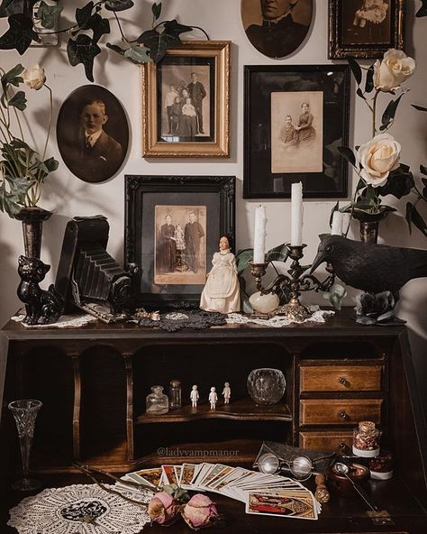 @ladyvampmanor no Instagram: “My new favourite spot. This is where all my new designs will be created, including our very own tarot deck 🖤 I also have a start of an idea…” Dark Academia Room Ideas, Moody Home, Moody Home Decor, Victorian Room, Witchy Home, Moody Decor, Home Decor Wallpaper, Home Decor Aesthetic, Dark Home Decor