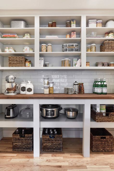 The Best Farmhouse Pantry Inspiration - A huge collection of beautifully organized farmhouse pantries that are classic yet completely on-trend with modern farmhouse touches.   #farmhousepantry #classicfarmhouse #farmhousedecor #farmhouseinspired #farmhousedesign #rusticfarmhouse House Pantry, Pantry Inspiration, Pantry Laundry Room, Farmhouse Pantry, Pantry Room, Desain Pantry, Pantry Remodel, Organized Kitchen, Style Pantry