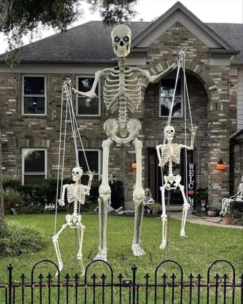 Front Yard Decor Ideas, 12ft Skeleton, Yard Decor Ideas, Skeleton Ideas, Halloween Yard Displays, Scary Halloween Decorations Outdoor, Scary Halloween Decorations Diy, Skulls And Bones, Halloween Lawn