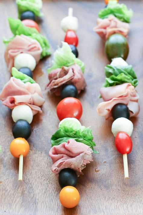 {Kid Friendly} Salad Snack On A Stick - easy, fun, snack and party food that can be made in advance! by Barefeet In The Kitchen Kid Friendly Salad, Easy Lunches For Kids, Kid Friendly Meals Easy, Fruit Kebabs, Food Salad, Fingerfood Party, Chicken Slices, Eat Salad, Snacks Für Party