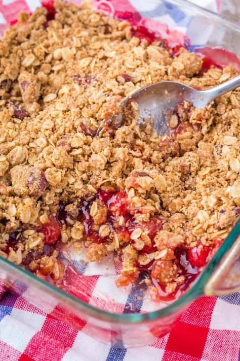 Easy Cherry Crisp, Cherry Crisp Recipe Easy, Cherry Crisp Recipe, Cherry Recipes Dessert, Oatmeal Dessert, Cherry Oatmeal, Crisp Recipes, Oatmeal Crisp, Crisp Desserts