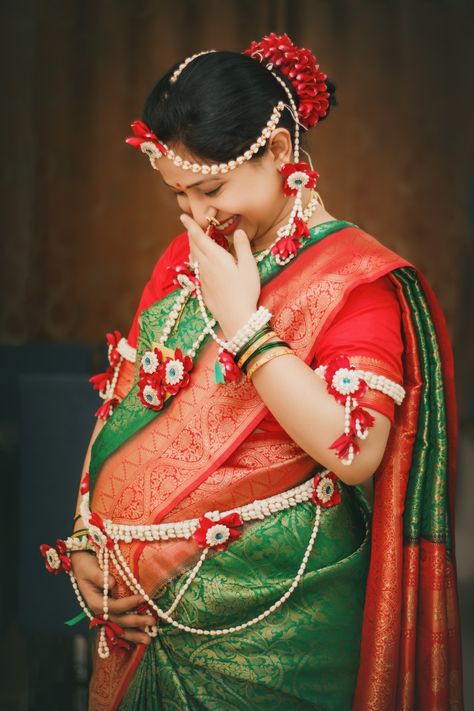 डोहाळे जेवण फोटो, Srimantham Photoshoot Indian, Dohale Jevan Photography Poses, Baby Shower Pics Indian, Baby Shower Poses Indian, Baby Shower Poses Mom, Baby Shower Photography Poses Indian, Dohale Jevan Photography, Baby Shower Poses Couple