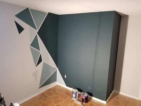 Geometric Wall Paint Hallway, Angled Painted Walls, Green Triangle Wall Paint, Geometric Wall Paint Design, Modern Geometric Wall Paint, Two Tone Walls Bedroom, Boy Bedroom Wall Ideas, Wall Geometric Painting Ideas, Masking Tape Wall Paint