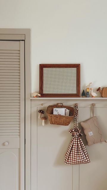 m a m i on Instagram: "Mini’s room updated👍🏻 Just a small change, but we love this tiny deco space! We used “Gorilla Wood Glue” to stick and I often get asked about the wooden pegs, so both links are on my Amazon storefront (link in bio) ❤️ Wall color: Lively White @behrpaint Trim, closet door, wall panels, wall shelf: Smokey Taupe @benjaminmoore #kidsroomspiration #kidsroom #walldecor #wallshelf #diyhomedecor #easydiy #kidsroomdesign" Peg Wall Bedroom, Peg Wall Shelf, Peg Shelf Bedroom, Entryway Peg Rail, Peg Shelf, Taupe Trim, Peg Shelf Nursery, Shaker Peg Rail Bedroom, Wood Shelf With Pegs