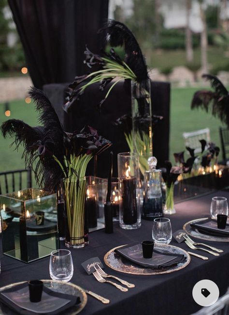 Dark Wedding Theme, Tafel Decor, Halloween Table Decorations, Goth Wedding, Dark Wedding, Gala Dinner, Halloween Table, Gothic Wedding, Wedding Table Centerpieces