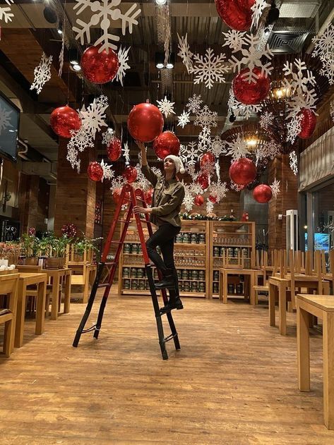 Christmas Entertaining Decor, Christmas Shop Displays, Christmas Ceiling Decorations, Bar Deco, Christmas Balloon Decorations, Company Christmas Party, Christmas Decor Inspiration, Christmas Themes Decorations, Christmas Balloons