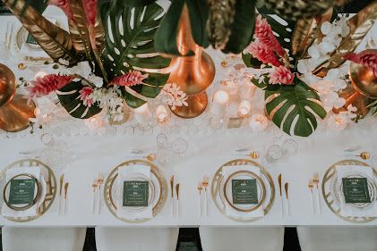 Palms Wedding Decor, Tropical Luxe Wedding, Destination Wedding Decor Ideas, Green Tropical Wedding, Palm Springs Wedding Decor, Tropical Glam Wedding, Glam Wedding Ideas, Mexico Flowers, Palm Springs Bachelorette Party