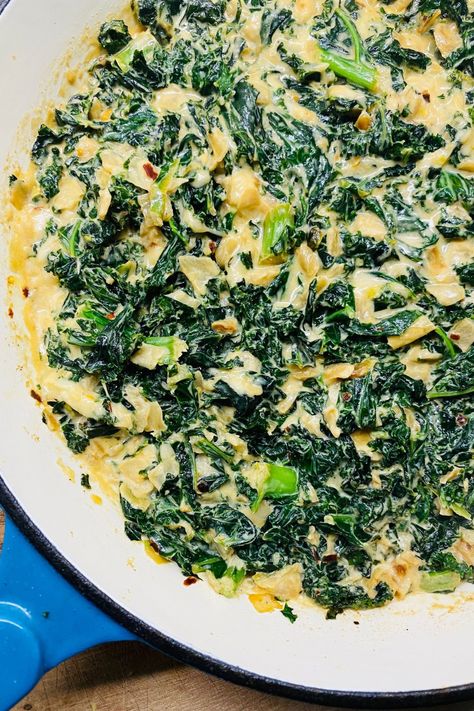 creamy cooked kale in a skillet Creamed Spinach With Fresh Spinach, Chicken And Kale Recipes, Easy Creamed Spinach, Best Creamed Spinach Recipe, Creamed Spinach Recipe Easy, Fresh Spinach Recipes, Boursin Cheese Recipes, Cast Iron Steak, Creamed Spinach Recipe