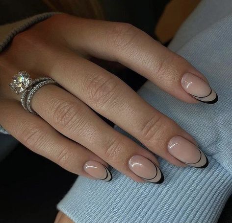 Nails In Black, Oval Shaped Nails, Manicured Nails, French Manicure Nails, Lines On Nails, Almond Shape Nails, Almond Nails Designs, Oval Nails, Dipped Nails