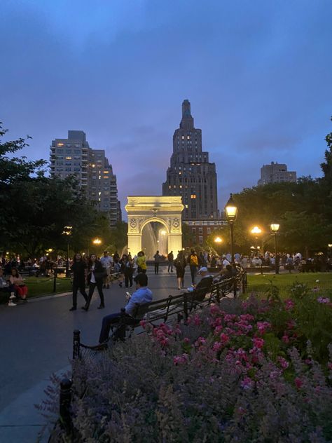 Nyc Park, Empire State Of Mind, Washington Square Park, Washington Square, Nyc Life, New York Life, New York Aesthetic, Pretty Landscapes, City Vibe