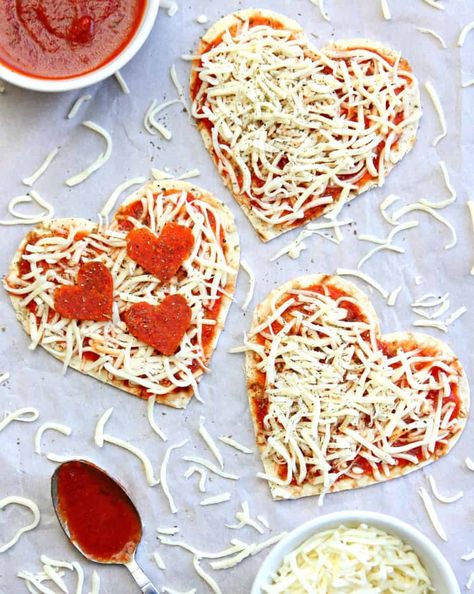 Heart Pizzas Heart Pizzas, Valentines Snacks, Valentine Dinner, Valentines Day Food, Valentines Day Treats, Valentines Food, Snacks Für Party, Groundhog Day, Easy Soup Recipes