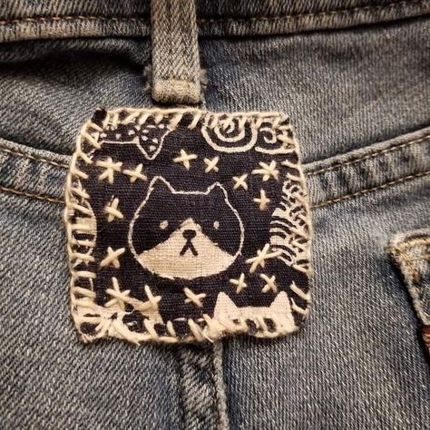 Decorative Patches On Clothes, Diy Fabric Patches Ideas, Star Patches On Jeans, Patches On Clothes Ideas, Fabric Stamping Clothes, Goth Felt Crafts, Patch Jeans Punk, Shirt Patches Ideas, Patch Ideas Clothing