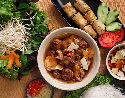 Kebab Rice, Bun Cha Hanoi, Cha Recipe, Bun Cha, Vietnam Food, Photography Graphic Design, Vietnamese Cuisine, Raw Vegetables, Beef And Noodles