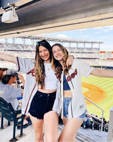 Braves Womens Outfit, Watching Basketball Game Outfit For Women, Baseball Outfit Women Jersey, Sorority Baseball Jersey, Braves Baseball Game Outfit, Braves Jersey Outfit Women, Braves Jersey Outfit, White Baseball Jersey Outfit, Jersey Baseball Outfit