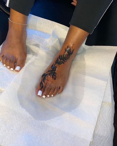 Foot Tattoo Black Women, Arm Tats For Women, Pretty Foot Tattoos For Women, Foot Tattoos For Women Unique, Feet Tattoos For Women, Toe Tattoo, Foot Tattoo Designs, Beautiful Spine Tattoos, Tattoo On Foot