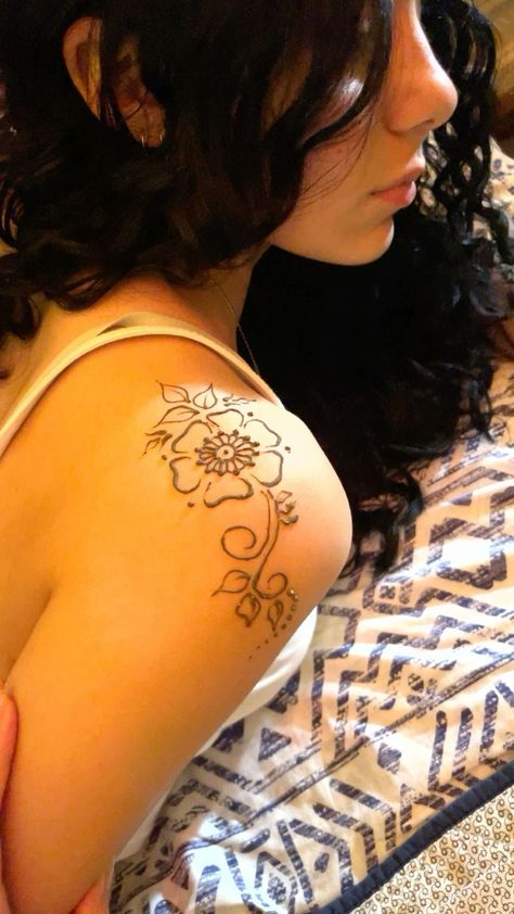 Pretty Tattoos Shoulder, Henna Designs Shoulder Simple, Henna Design Shoulder, Henna Tattoo On Shoulder, Shoulder Henna Tattoos For Women, Henna Body Tattoo, Henna Collar Bone, Henna Shoulder Designs, Henna Designs Collar Bone