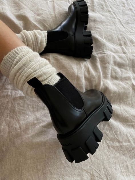 Chunky Chelsea Boots, Dr Shoes, Hype Shoes, Shoe Inspo, Aesthetic Shoes, Swag Shoes, Chunky Boots, Mode Inspo, Pretty Shoes