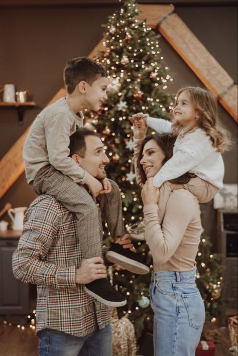 Holiday Photos Outfits, New Year Photoshoot, Christmas Family Photoshoot, Family Christmas Outfits, Family Photoshoot Poses, Family Portrait Poses, Holiday Photoshoot, Family Photoshoot Outfits, Family Christmas Pictures