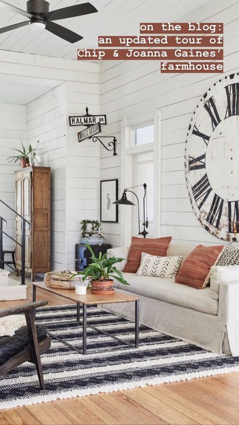 Fixer Upper Living Room Joanna Gaines, Joanna Gaines Style Living Room, Modern Farmhouse Wall Decor Living Room, Joanna Gaines Wall Decor, Stile Joanna Gaines, Joanna Gaines Shiplap, Joanna Gaines Living Room, Deco Farmhouse, Living Room Joanna Gaines