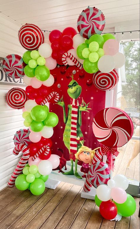 Grinch Fireplace Garland, Easy Grinch Centerpieces, The Grinch Who Stole Christmas Party, Grinchmas Decorations Grinch Party, Twoville Birthday Party Grinch, Grinch Photoshoot Backdrop, Grinch Christmas Parade Float Ideas, Grinchmas Centerpieces, 1st Birthday Grinch Theme