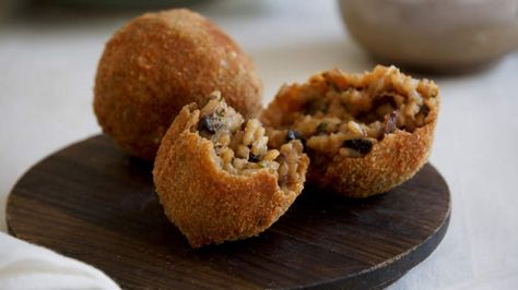 Porcini mushroom arancini Arancini Recipe Italian, Mushroom Arancini, Arancini Recipe, Porcini Mushroom, Aussie Food, Garlic Mayo, Snack Bites, Fav Food, Porcini Mushrooms