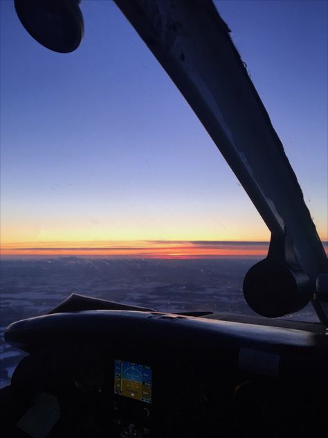 Pilot Wallpaper Airplane Aesthetic, Piper Warrior, Plane And Sky Aesthetic, Sunrise Plane Aesthetic, Sunset Plane Aesthetic, Pilot Life, Sunset Airplane, Small Plane, Plane View