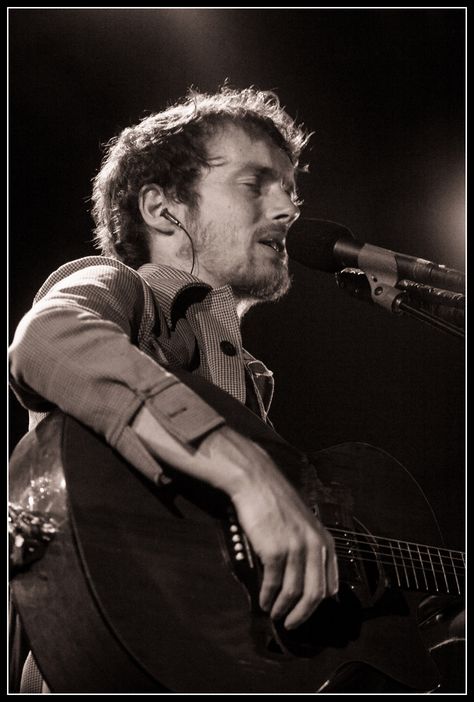 Damien rice. Everything about him is perfect. James Morrison, Mother Photo, Damien Rice, Elephant Calf, Irish Singers, First Live, Music Recommendations, Rock Groups, Favorite Artist