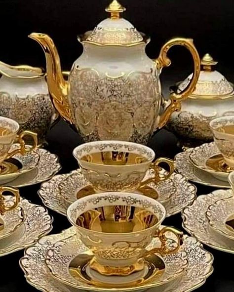 https://pin.it/4EtThhyWr طقم شاي, Gold Kitchen Accessories, Crockery Design, Antique Tea Sets, Fine China Dinnerware, Pretty Tea Cups, Luxury Tableware, Antique Dishes, Luxury Dinnerware