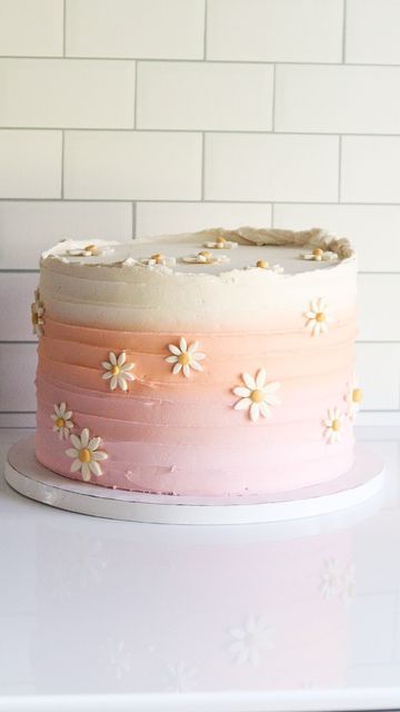 Pink Piped Cake, Peach Color Cake Ideas, Baby Pink Cake Ideas, Pink Cake With Daisies, Pastel Daisy Cake, Flower Cake First Birthday, Peach Colour Cake Designs, Smash Cake Daisy, Daisy Party Food Ideas