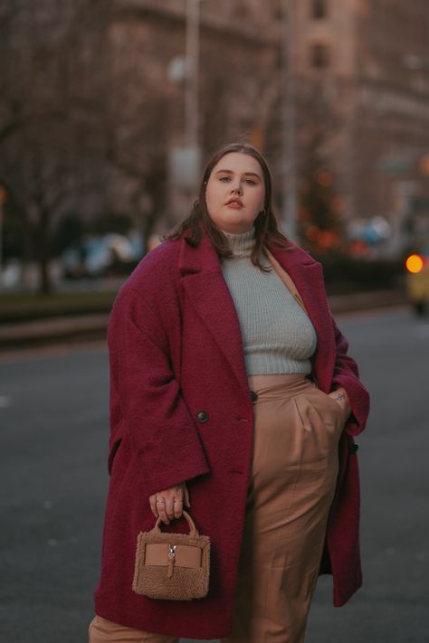 Fashionable girl posing in street. Plus Size Photo Poses, Plus Size Modest, Plus Size Posing, Side Photo, Plus Size Baddie Outfits, Plus Size Fall Outfit, Upper East Side, Modest Clothing, Clothing Plus Size