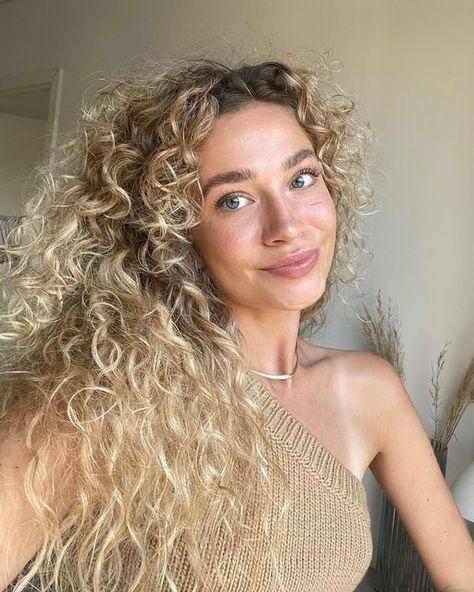 JULIE HOCKE on Instagram: "Sunday 🤍 reklame/tag" Mila Mikhailov, Curly Highlights, Shampoo Bomba, Hair Color Options, Blonde Curly Hair, Blonde Curls, Natural Wavy Hair, Natural Curls Hairstyles, Hair Locks