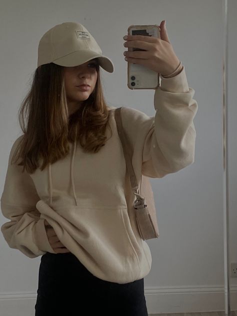 Beige Crop Hoodie Outfit, Beige Hoodie Outfit Aesthetic, Neutral Hoodie Outfit, Beige Hoodie Outfit For Women, Outfits Con Sueter Beige, Plain Hoodie Outfit, Beige Sweatshirt Outfit, Beige Hoodie Outfit, Cropped Sweatshirt Outfit