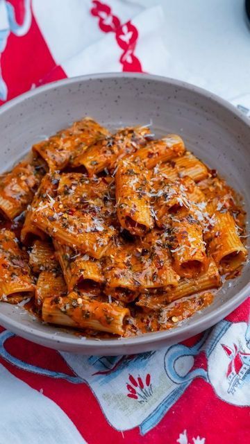 Rigatoni Vegetarian, Spicy Rigatoni Pasta, Spicy Rigatoni, Rigatoni Recipe, Spicy Spaghetti, Yummy Pasta, Meal Options, Vegan Parmesan Cheese, Meat Pasta