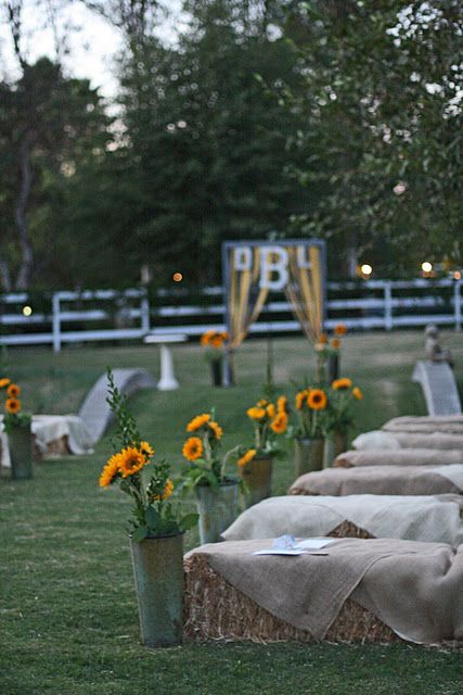 Boda campestre Hay Bale Ideas, Hay Bale Seating, Sunflower Wedding Decorations, Country Wedding Decorations, Best Friend Wedding, Hay Bales, Fall Weddings, Outside Wedding, Western Wedding