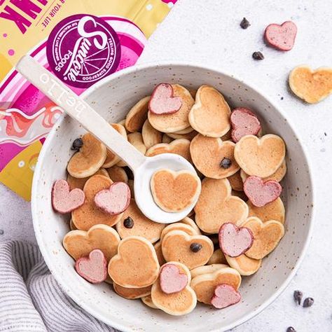 Mini Pancakes Recipe, Pink Pancake, Shaped Pancakes, Heart Pancakes, Pink Pitaya, Heart Shaped Pancakes, Red Velvet Waffles, Pancake Art, Food Inc