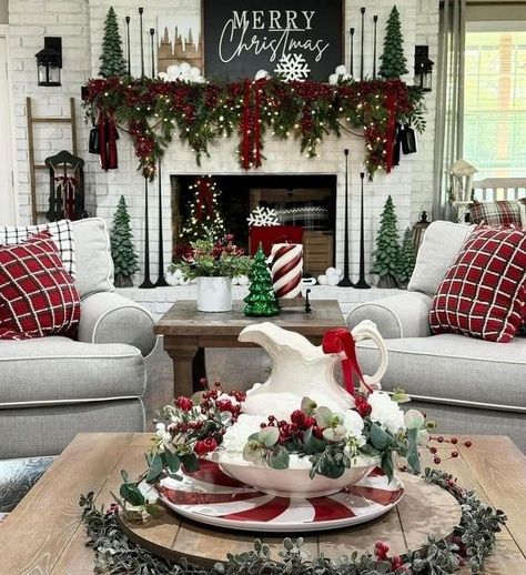 Fireplace At Christmas, White Fireplace Christmas Decor, Red And White Christmas Decor, Colored Books, Christmas Coffee Table Decor, Christmas Dining Table Decor, Fancy Christmas, Pretty Christmas Decorations, Christmas Dining Table