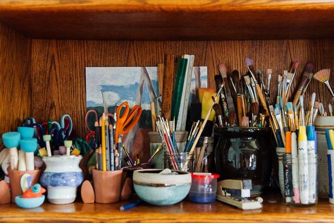 Small Art Studio Storage, Small Art Studio Aesthetic, Art Teacher Aesthetic, Small Art Studio, Craft Shed, Art Studio At Home, Teacher Desk, Artist Aesthetic, Art Storage