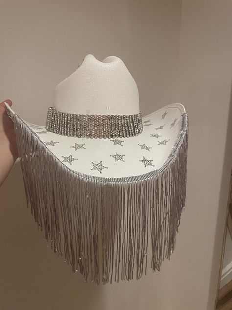 Cowboy Hat Bride, Bachelorette Party Country, Fringe Cowboy Hat, Traje Cowgirl, Trajes Country, Custom Cowboy Hats, Love On Tour Outfits, Nashville Bachelorette Party, Cowboy Aesthetic