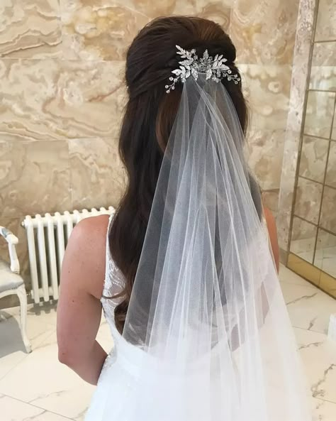 Hairstyle Bridal, Elegant Wedding Hair, Wedding Hairstyles With Veil, Crystal Headpiece, Hair Adornments, Bridal Hair Vine, Wedding Hairstyle, Accessories Wedding, Bridal Look