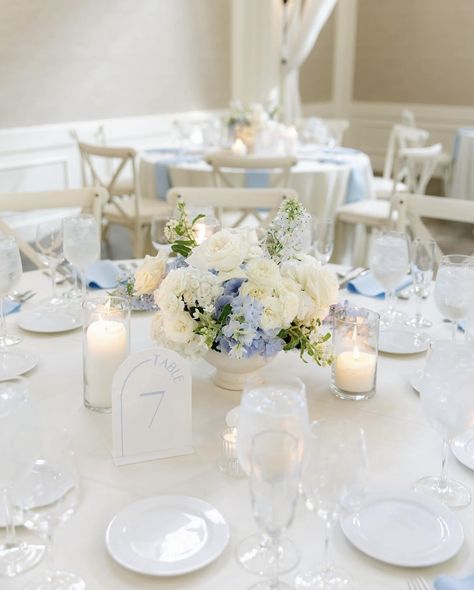 Sky Blue Wedding Reception, Costal Wedding Centerpieces, Short Flower Arrangements Wedding, Summer Wedding White Flowers, Dusty Blue Round Table Setting Wedding, Blue Floral Wedding Centerpieces, Light Blue And White Wedding Table Decor, Cape Cod Wedding Centerpieces, Powder Blue White And Gold Wedding