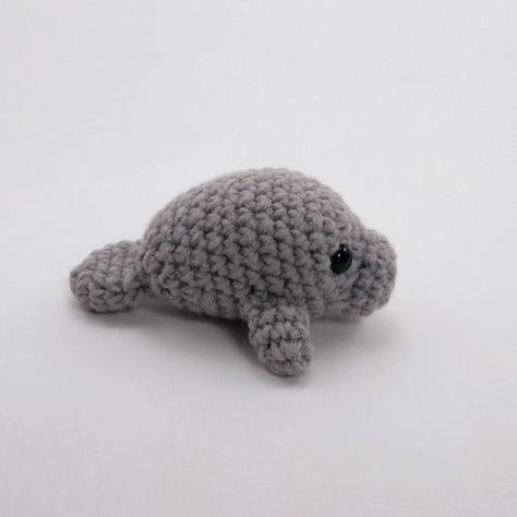 Mini Manatee amigurumi pattern by Crochet Unique, Confection Au Crochet, Crochet Shop, Crochet Simple, Crochet Animal Patterns, Fun Crochet Projects, Crochet Diy, Diy Crochet Projects, Crochet Hook Sizes