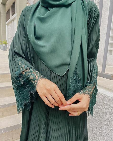 Abaya Pleated, Burkha Designs, Hijabi Gowns, Muslim Outfit, Plain Skirt, Easter Fashion, Hijab Bride, Muslimah Dress, Model Images