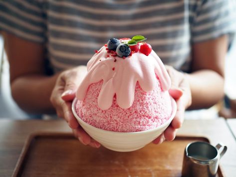 Kakigori #Japan #sweet Japanese Shaved Ice, Shaved Ice Recipe, Japan Dessert, Desserts Japonais, Fried Ice Cream, Japanese Sweet, Mexican Dessert, Japanese Dessert, Shaved Ice