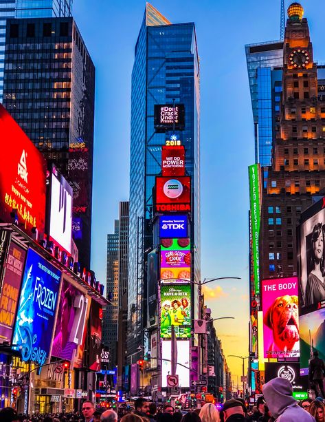 Times Square Aesthetic, Times Square Night, New York City Background, Places In New York City, Time Square New York, Usa Landmarks, New York Times Square, Manhattan Times Square, Times Square Nyc