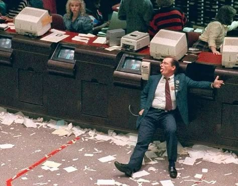 Gentlemen‘s Gram on Instagram: "The “Black Monday” stock market crash (October 19, 1987). 📉 Worldwide losses were estimated at $1.71 trillion." Black Monday 1987, Black Monday, Monday Pictures, Rare Historical Photos, Stock Market Crash, Worst Day, Investing In Stocks, Famous Photographers, October 19