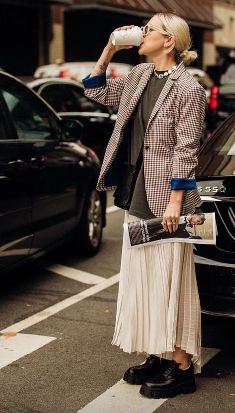 Street Style Jeans, Street Style New York, Stile Casual Chic, Nyfw Street Style, Outfit Vintage, Casual Work Outfit, Stil Inspiration, Looks Street Style, Street Style Inspiration