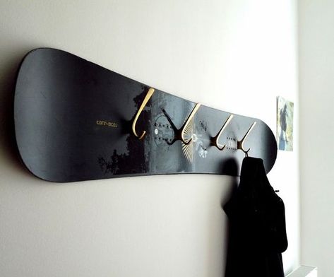 9 Creative Things To Do With Your Old Snowboard Snowboard Bench, Skateboard Room, Skateboard Furniture, Deco Surf, Old Skis, Antique Mirror Wall, Mirror Wall Bathroom, Trash To Treasure, Snowboards